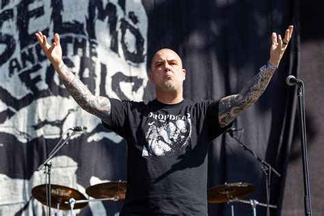 DOWN Guitarist: 'PHILIP ANSELMO Is Hung Like An Elephant!'.